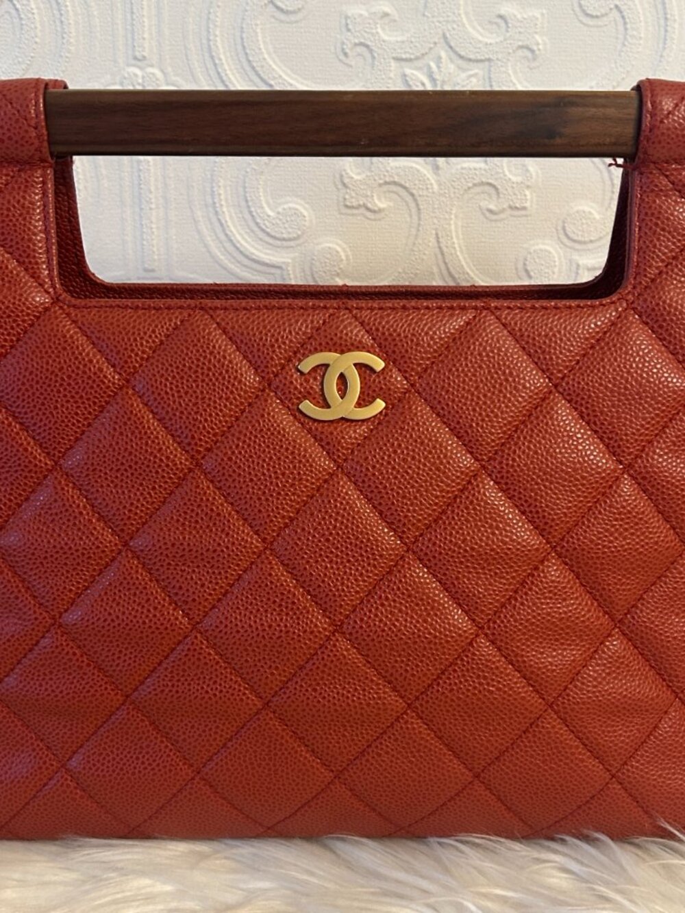 CHANEL Wood Handle Tote in Red Caviar - Picture 3 of 17